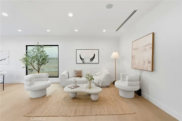 21407 Mulholland Drive, Woodland Hills, California 91364