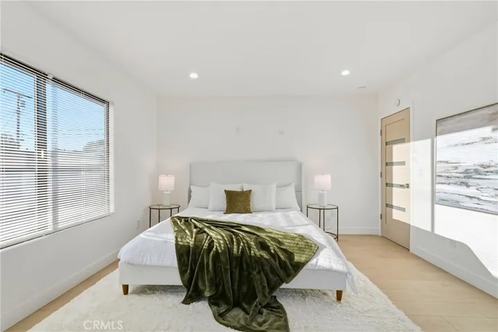 21407 Mulholland Drive, Woodland Hills, California 91364