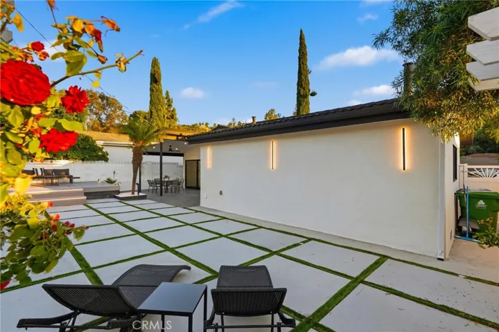21407 Mulholland Drive, Woodland Hills, California 91364