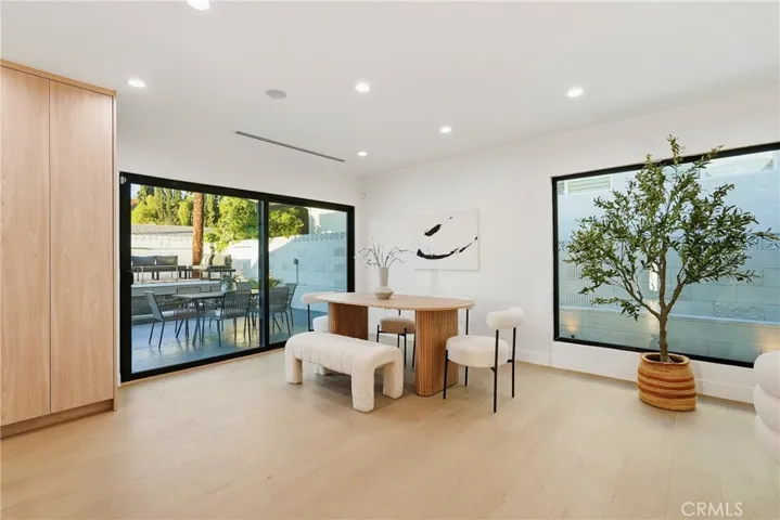 21407 Mulholland Drive, Woodland Hills, California 91364