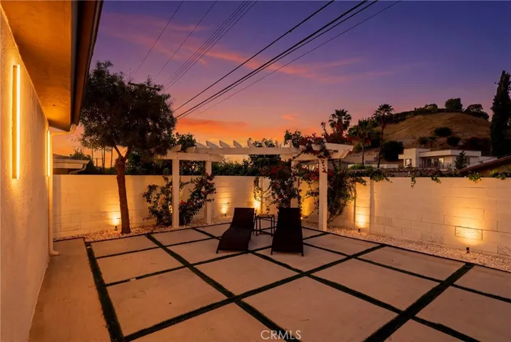 21407 Mulholland Drive, Woodland Hills, California 91364