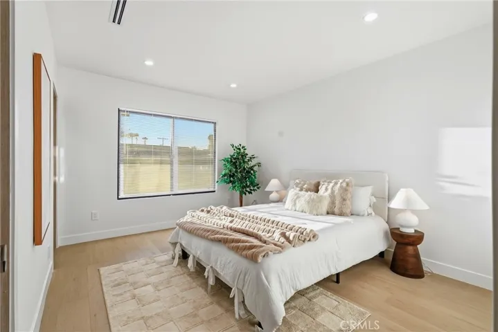 21407 Mulholland Drive, Woodland Hills, California 91364
