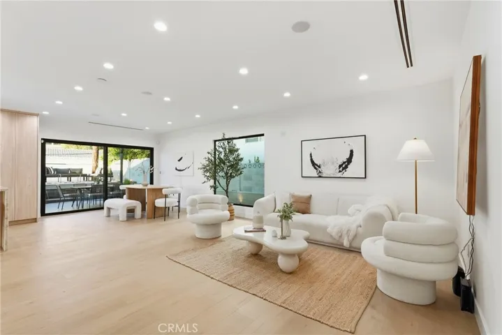21407 Mulholland Drive, Woodland Hills, California 91364