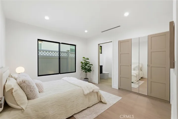 21407 Mulholland Drive, Woodland Hills, California 91364