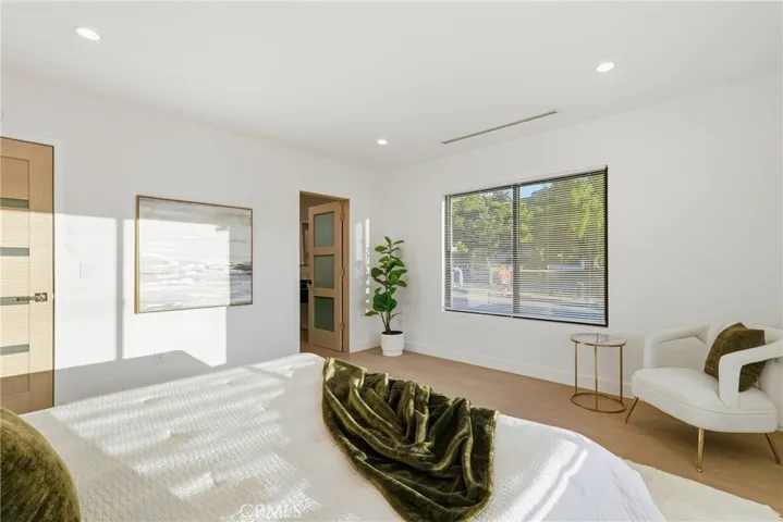 21407 Mulholland Drive, Woodland Hills, California 91364
