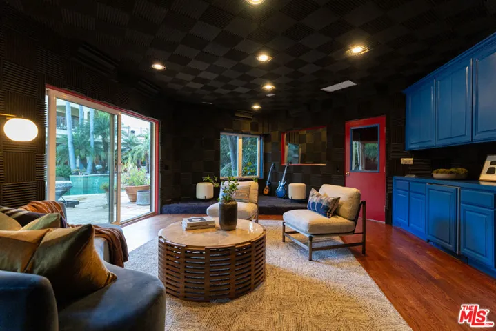 530 Moreno Avenue, Los Angeles, California 90049