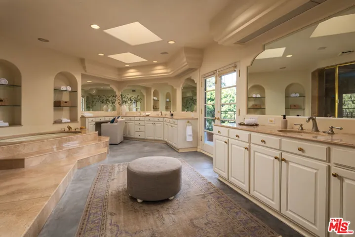 530 Moreno Avenue, Los Angeles, California 90049