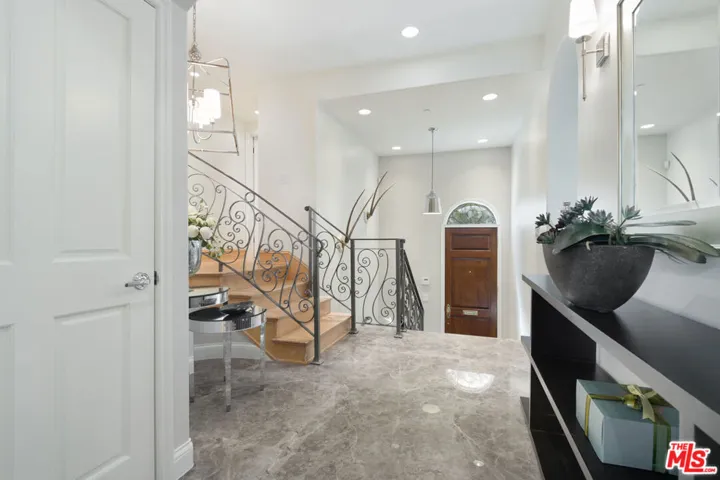 202 N Crescent Drive 1, Beverly Hills, California 90210