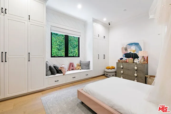 5911 Beckford Avenue, Tarzana, California 91356