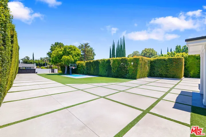 5911 Beckford Avenue, Tarzana, California 91356