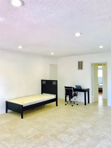 2302 Oak Street, Santa Monica, California 90405