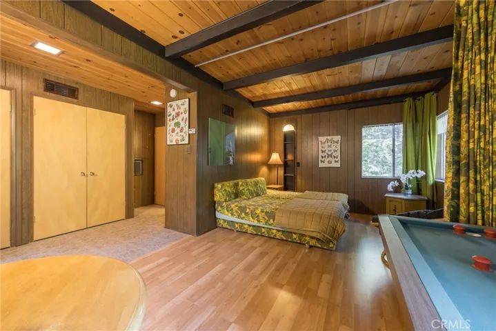 Studio w/separate entrance