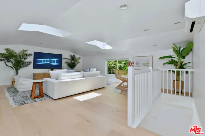 4176 Klump Avenue, Studio City, California 91602