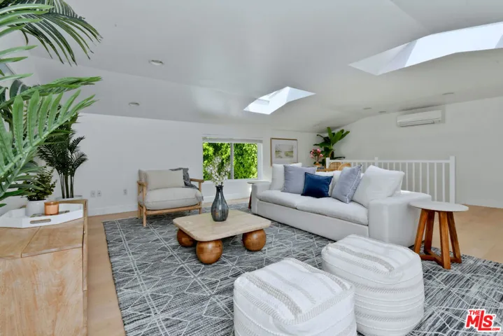 4176 Klump Avenue, Studio City, California 91602