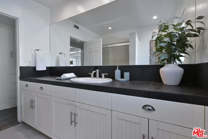 4176 Klump Avenue, Studio City, California 91602