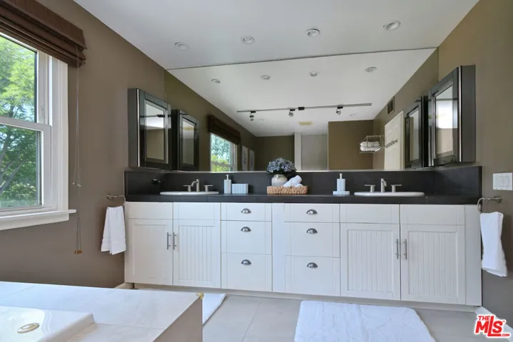 4176 Klump Avenue, Studio City, California 91602