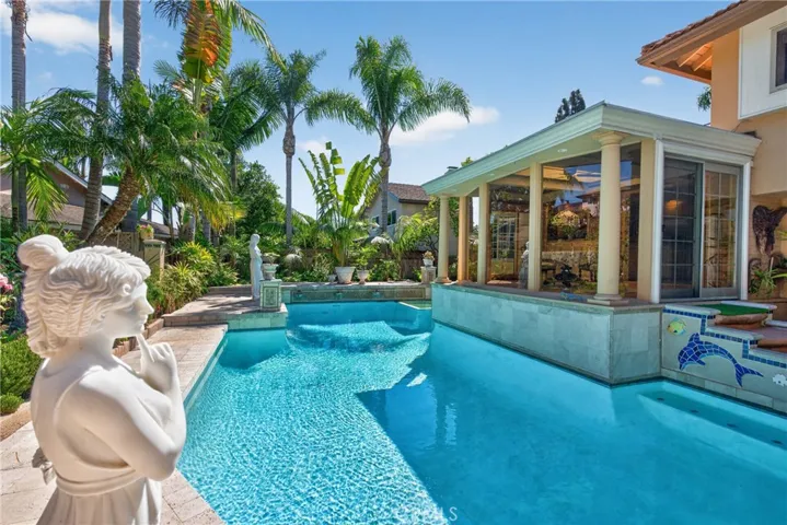 Oversized Beautiful Pool, roomy spa and 3 decorative waterfalls in pool.