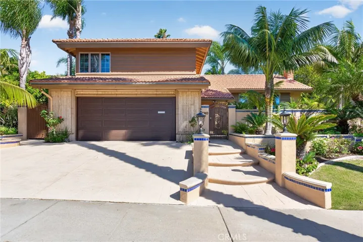 LIVE 3 MILES FROM THE BEACH IN AN OVER ONE QUARTER ACRE ESTATE(Lot almost 12,000 sqft)