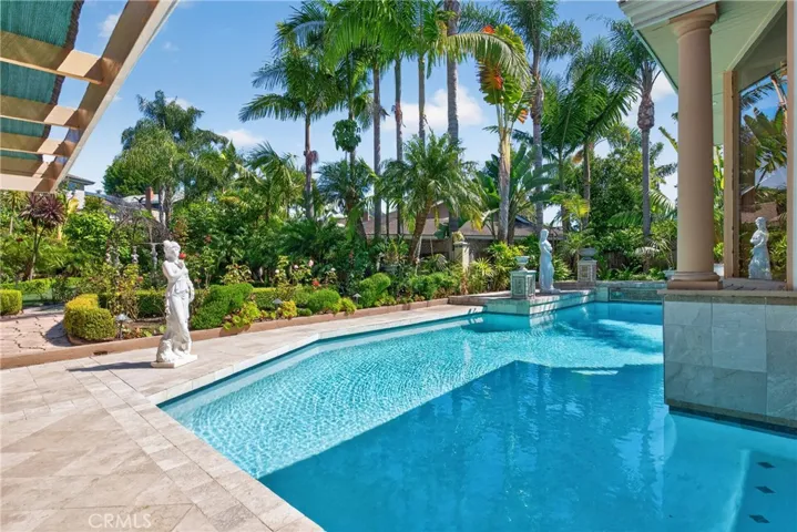 Oversized Beautiful Pool, roomy spa and 3 decorative waterfalls in pool.