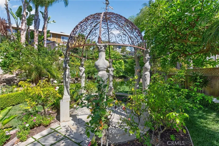 huge back yard garden organic sanctuary/refuge filled exquisite, lush and vibrant plants and flowers