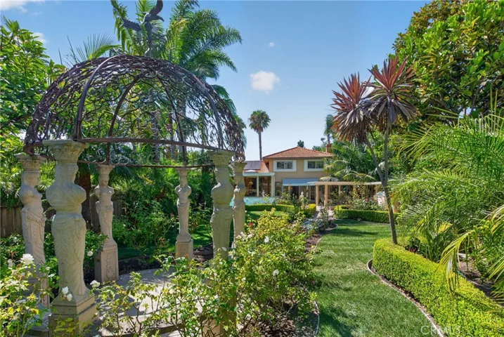 Huge back yard garden organic sanctuary/refuge filled exquisite, lush and vibrant plants and flowers