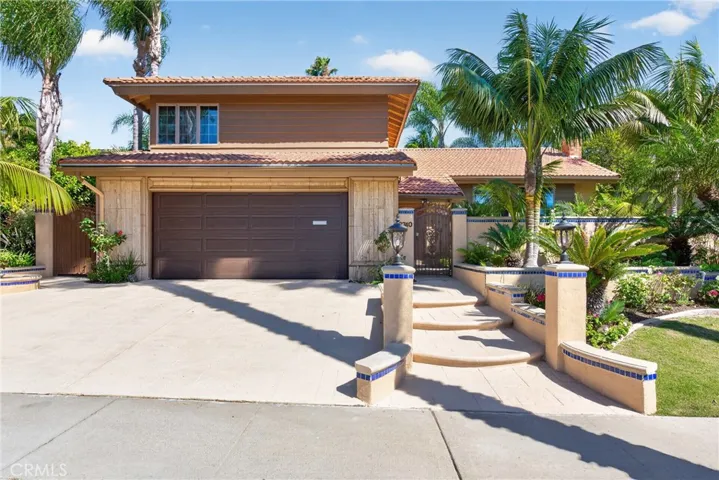 LIVE 3 MILES FROM THE BEACH IN AN OVER ONE QUARTER ACRE ESTATE(Lot almost 12,000 sqft)