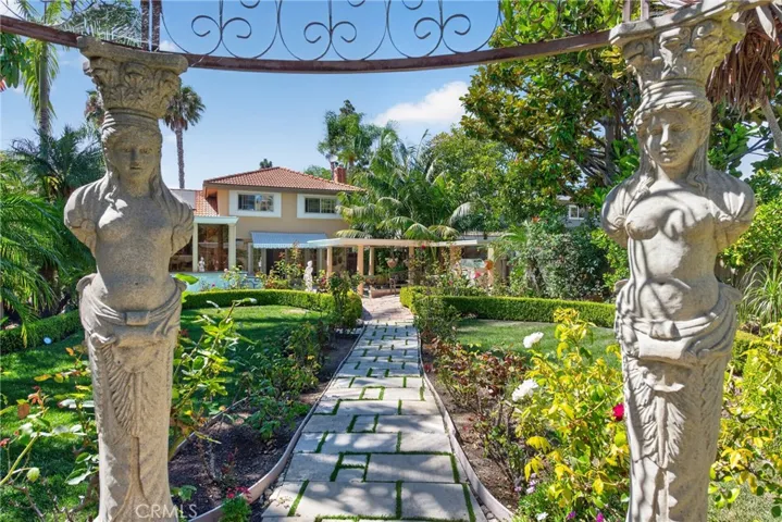 Huge back yard garden organic sanctuary/refuge filled exquisite, lush and vibrant plants and flowers