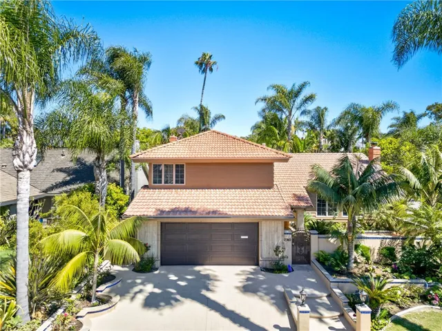 LIVE 3 MILES FROM THE BEACH IN AN OVER ONE QUARTER ACRE ESTATE(Lot almost 12,000 sqft) – Huge beautiful lot in perfect location in Mesa Verde