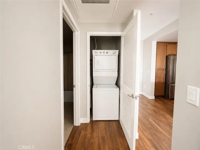 21301 Erwin Street 322, Woodland Hills, California 91367