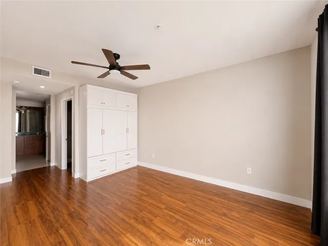 21301 Erwin Street 322, Woodland Hills, California 91367