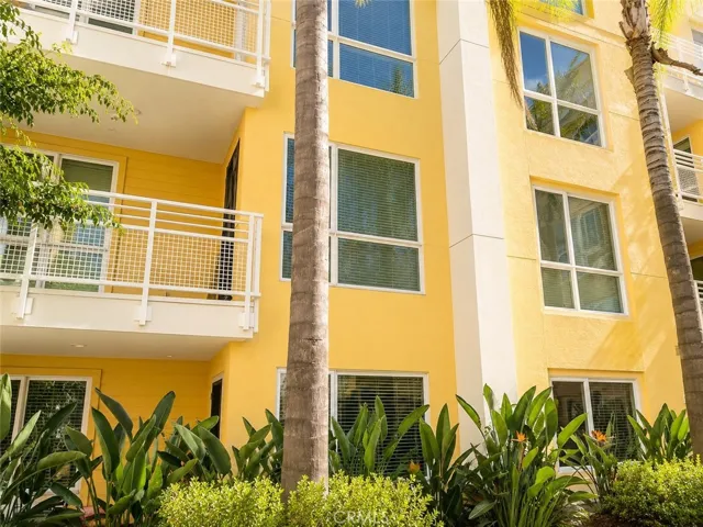 21301 Erwin Street 322, Woodland Hills, California 91367
