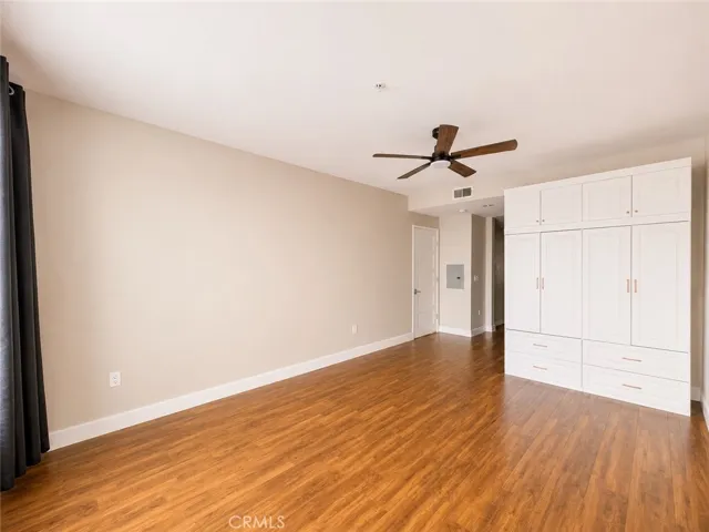 21301 Erwin Street 322, Woodland Hills, California 91367