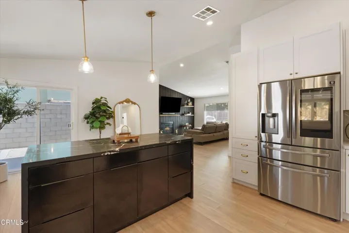 19-37271-37th-st-e_019