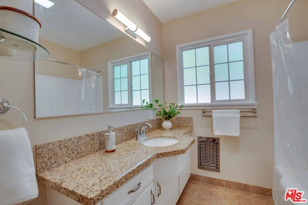 15031 full bathroom