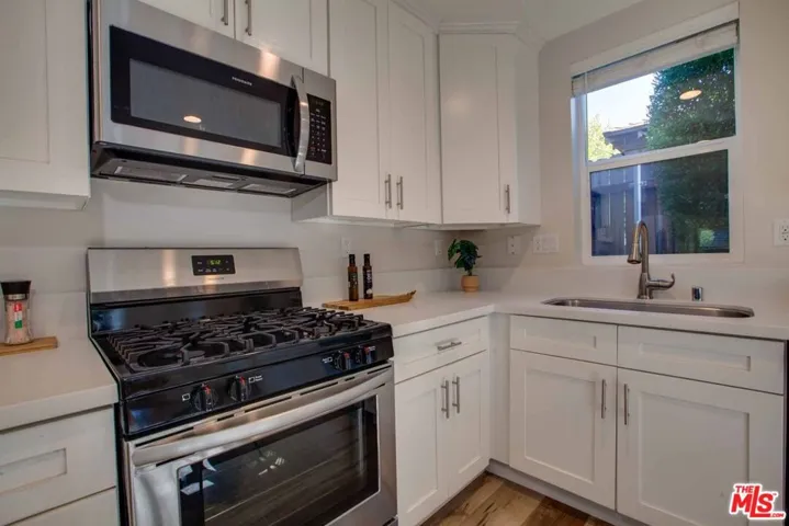 1st fl range/stove microwave