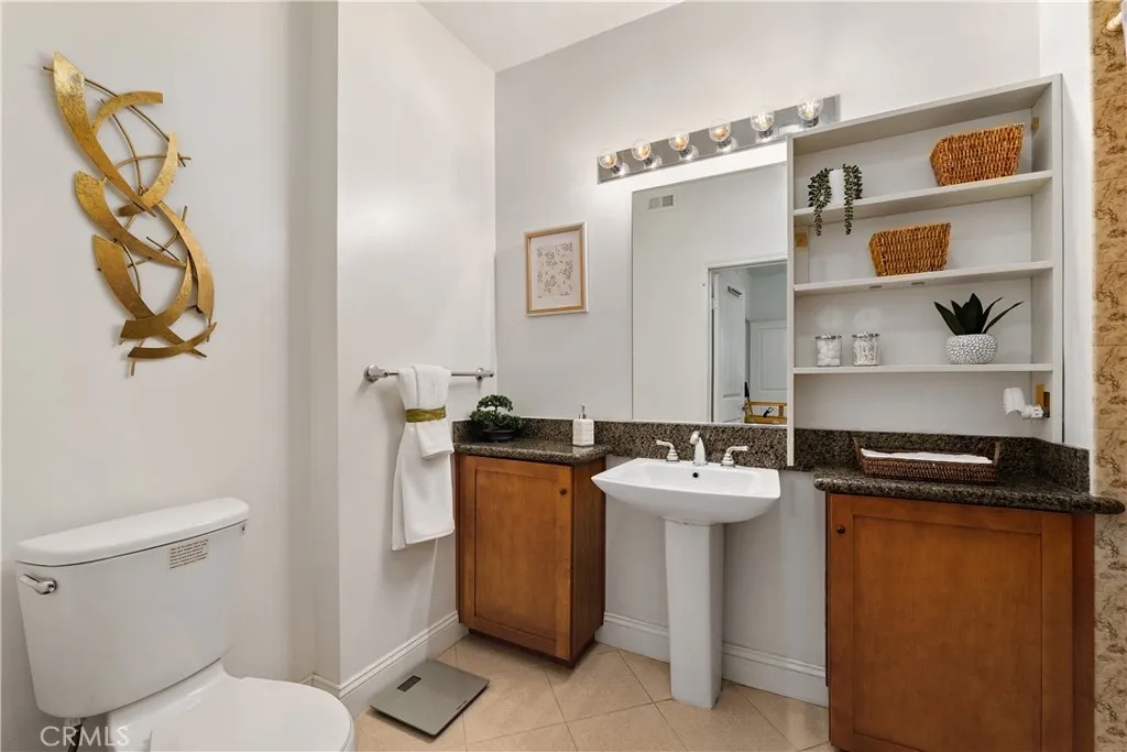 NICE SIZE PRIMARY SUITE BATHROOM