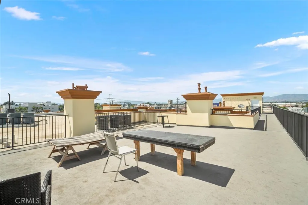 ROOFTOP ACCESS FOR WIDE VALLEY VIEWS