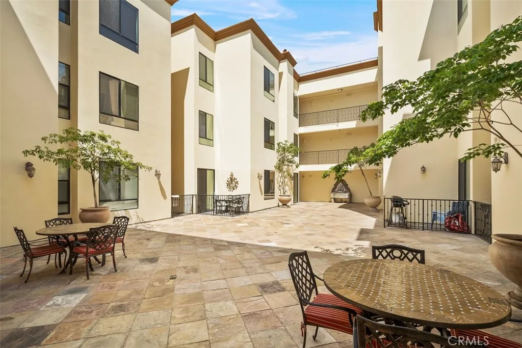 QUIET AND MAINTAINED OPEN AIR COURTYARD