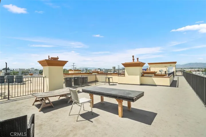 ROOFTOP ACCESS FOR WIDE VALLEY VIEWS
