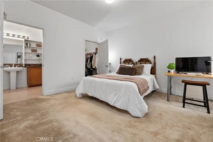 PRIMARY SUITE WITH WALK-IN CLOSET