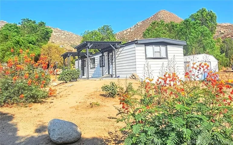 2Bed 1Bath- with huge front and back yard can add room and bathroom addition to this house
