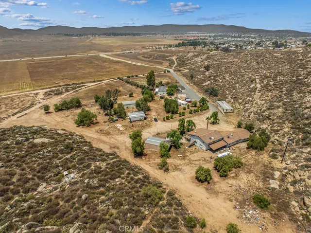 2100 S state st 33 acres- 3 Houses-4 double wide structures- Total 7 deweling