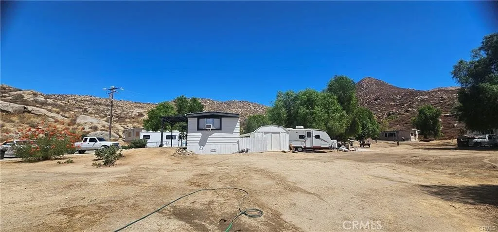 2Bed 1Bath- with huge front and back yard can add room and bathroom addition to this house