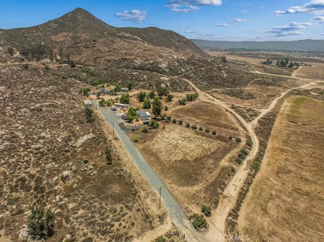 2100 S state st 33 acres- 3 Houses-4 double wide structures- Total 7 deweling