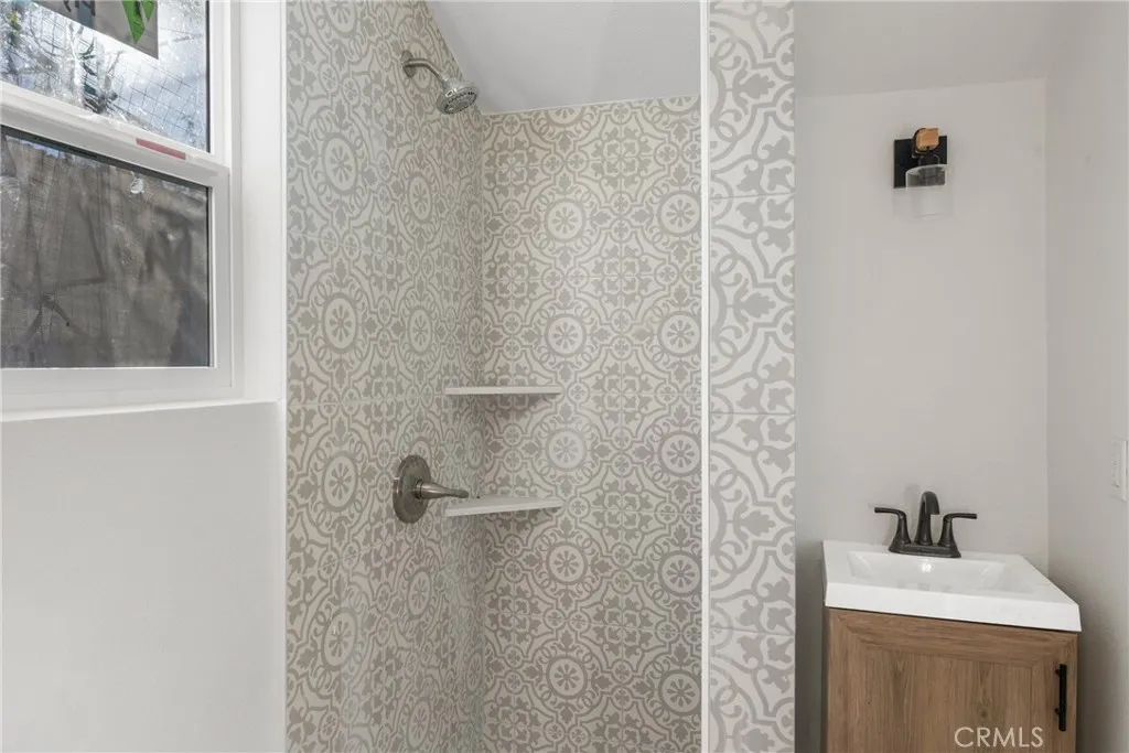 Studio bathroom 2