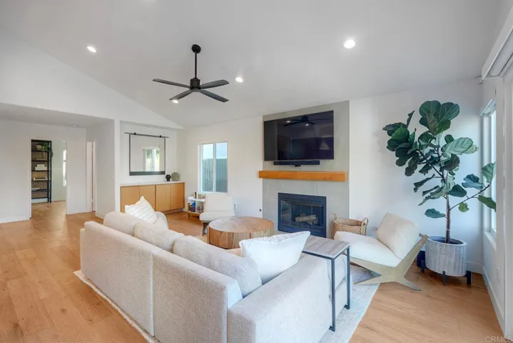 11818 Avenida Sivrita, San Diego, California 92128