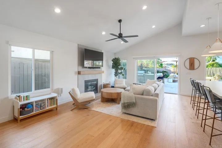 11818 Avenida Sivrita, San Diego, California 92128