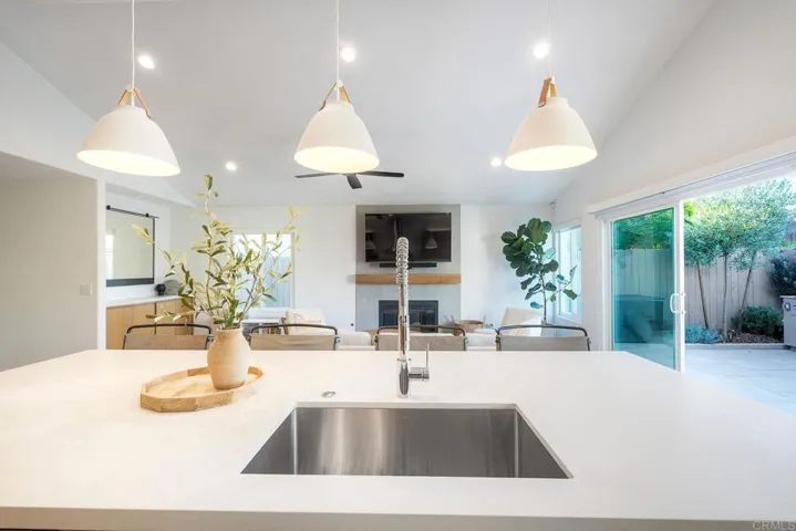 11818 Avenida Sivrita, San Diego, California 92128