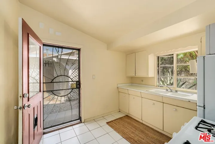 6041 Cleon Avenue, North Hollywood, California 91606