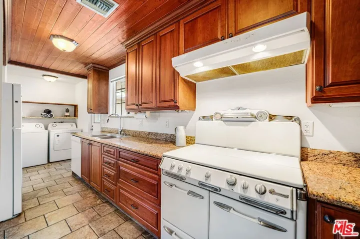 6041 Cleon Avenue, North Hollywood, California 91606